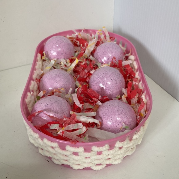 Lavender Chamomile Luxurious Bath Bombs Fizzers and Basket Gift Set of 6 Bombs - Picture 7 of 12